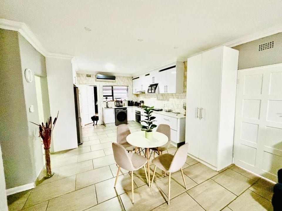 Luxury Double Room | Living area | TV