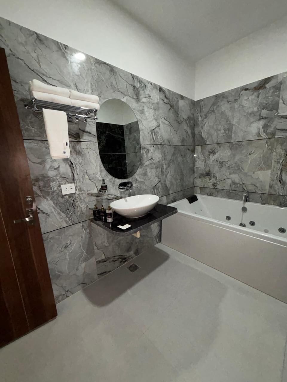 Luxury Room | Bathroom | Shower, towels, soap, shampoo