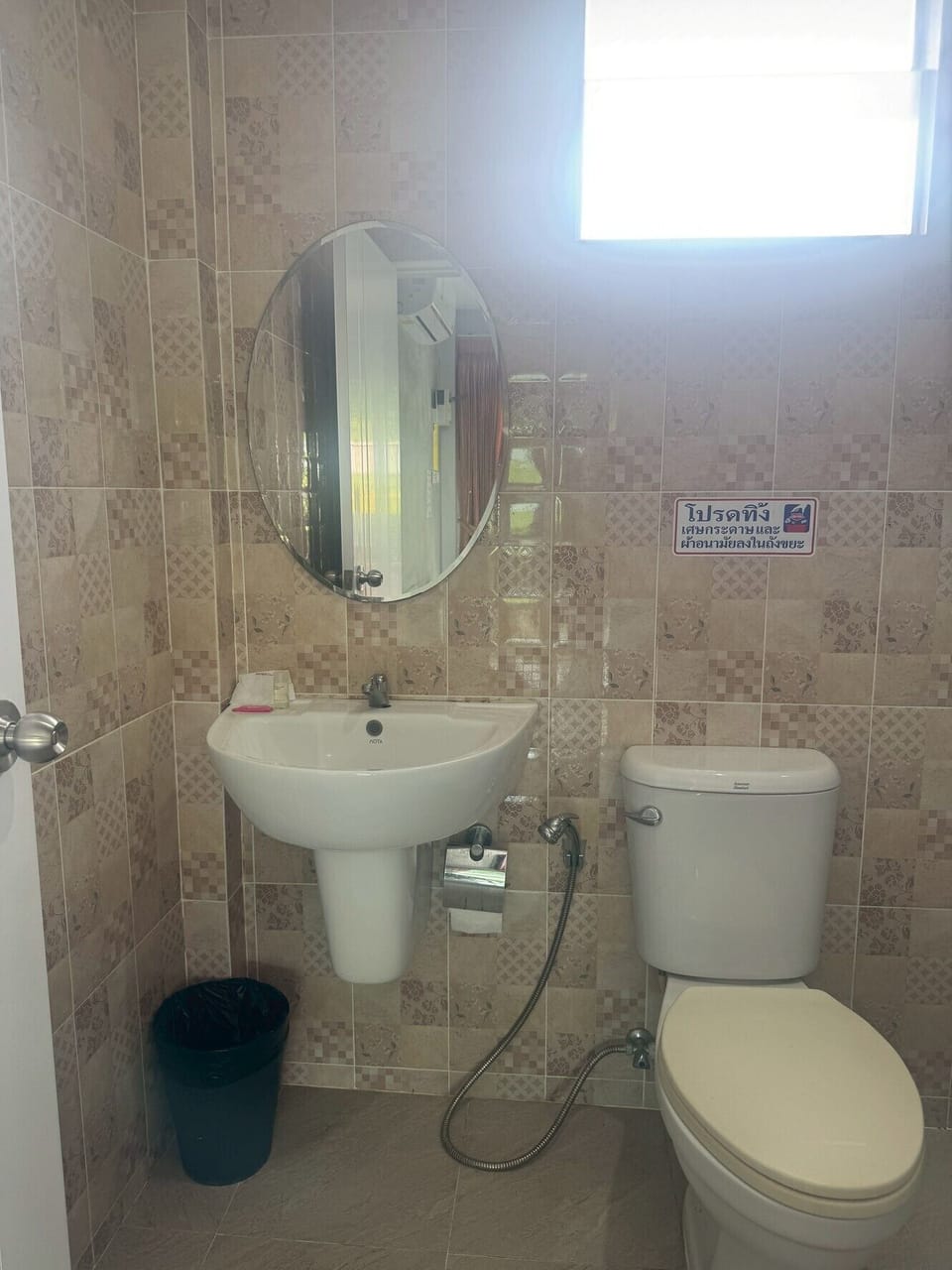 Room, 1 Queen Bed | Bathroom