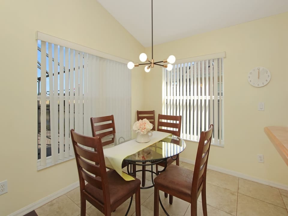 Kitchen Dinning seats 5 