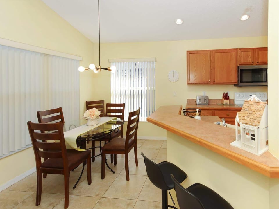 Kitchen Dinning for 5 plus 2 counter seats