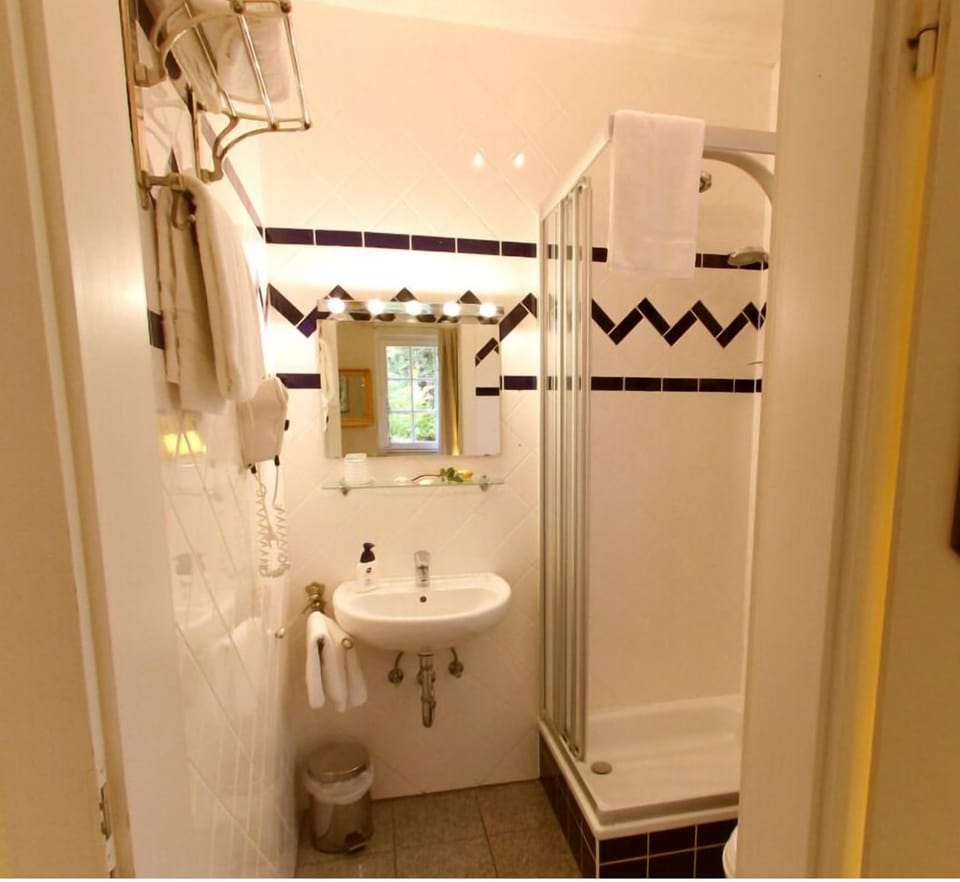 Comfort Double Room, Garden View | Bathroom | Hair dryer, towels