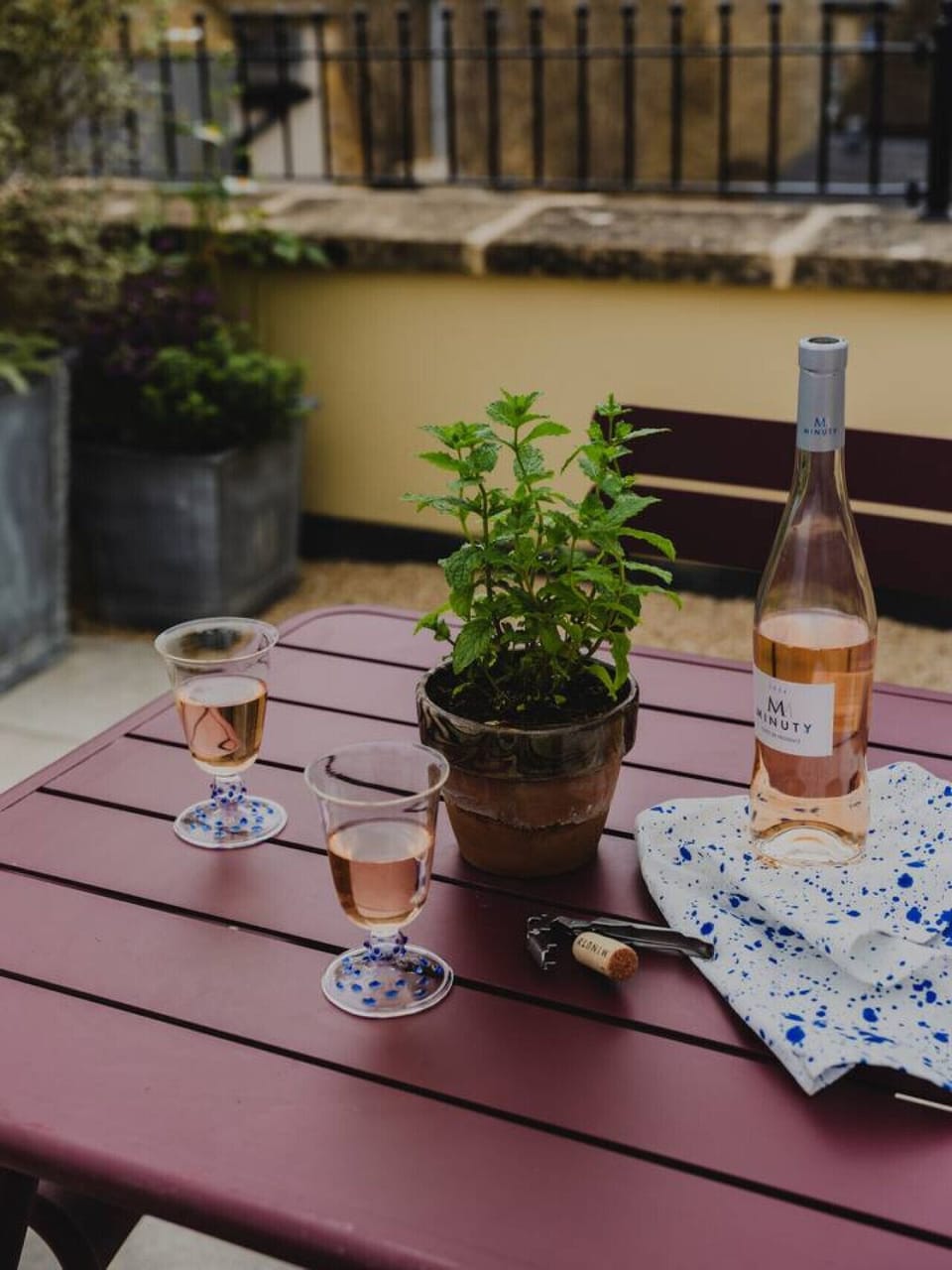 The private roof terrace offers space to relax in the open air, with views over Stow’s rooftops, a peaceful spot for coffee, conversation, or evening drinks.