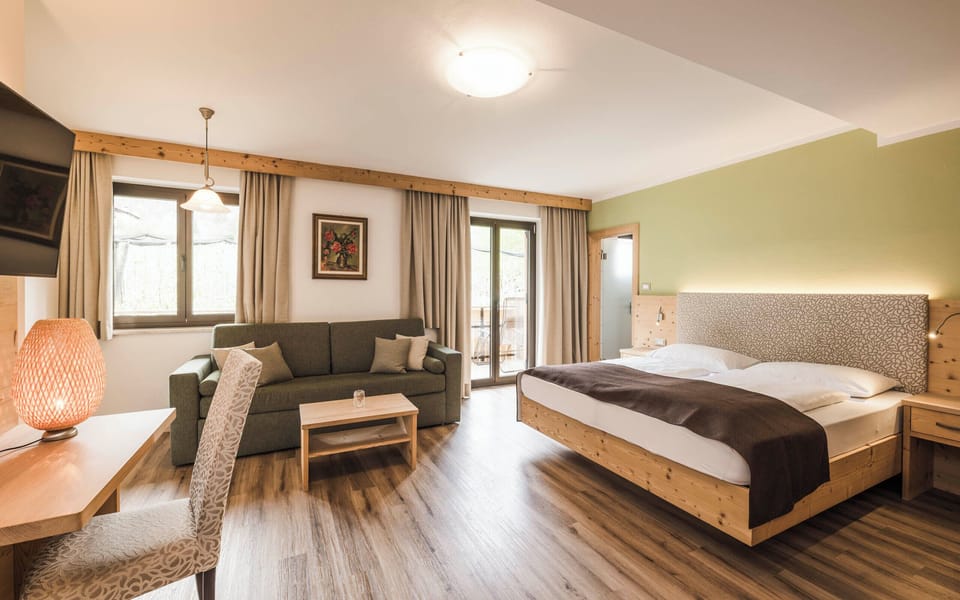 Premium bedding, travel crib, free WiFi, bed sheets