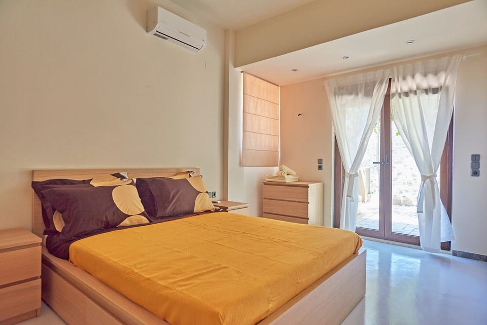 2 bedrooms, free cribs/infant beds, bed sheets