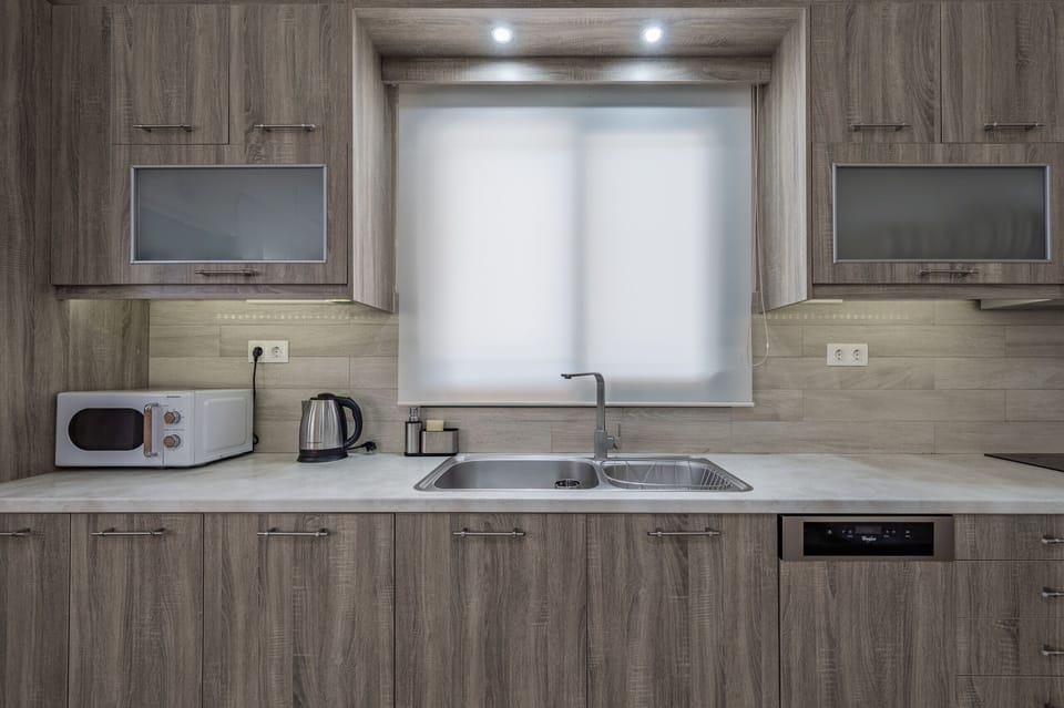 Microwave, oven, dishwasher, coffee/tea maker