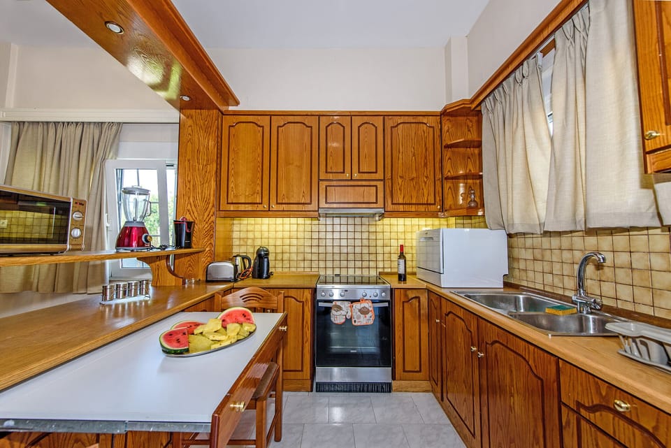 Microwave, oven, dishwasher, coffee/tea maker