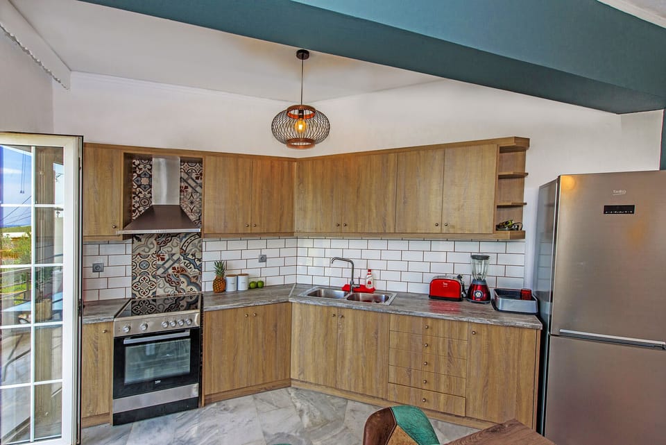 Microwave, oven, dishwasher, coffee/tea maker