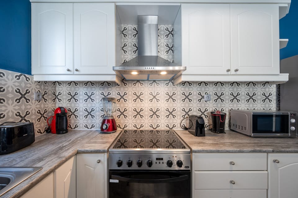 Microwave, oven, dishwasher, coffee/tea maker