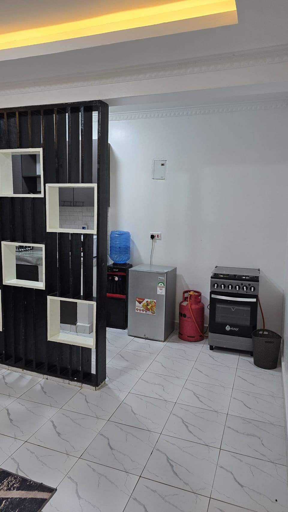 Deluxe Apartment | Private kitchen | Mini-fridge, microwave, oven, stovetop