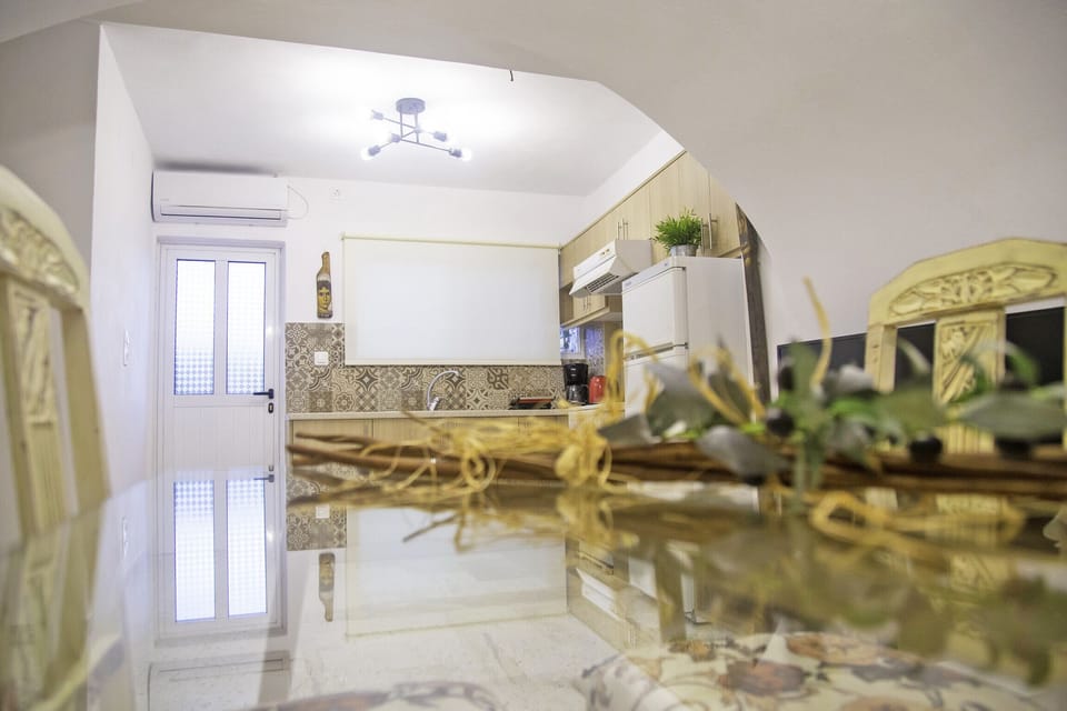 Apartment, 2 Bedrooms, Smoking, Kitchen | Living room