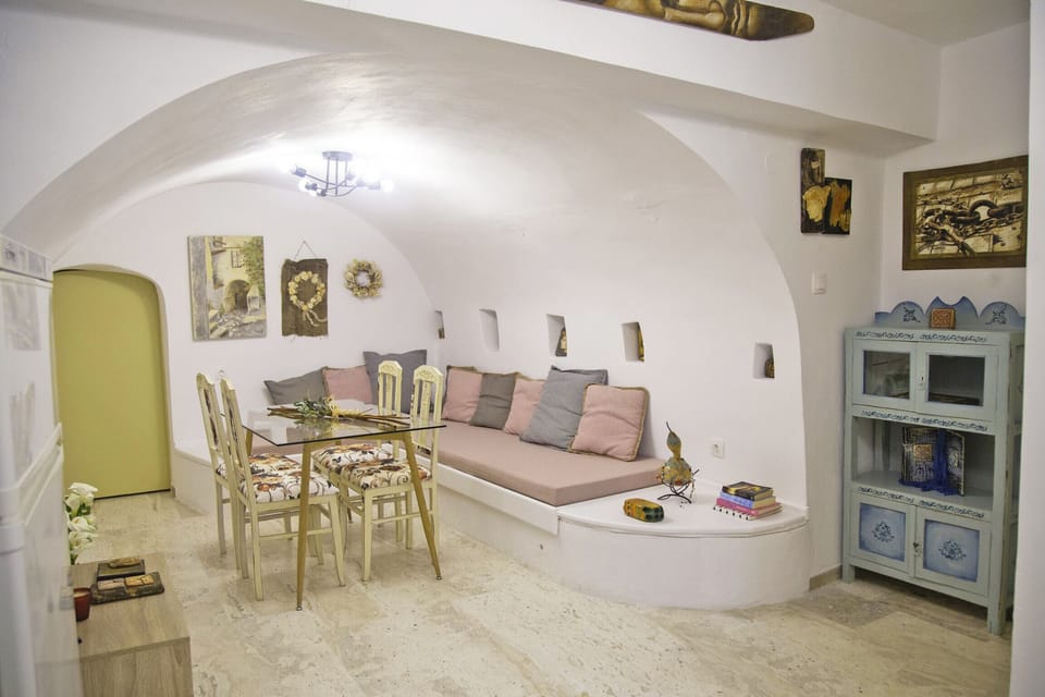 Apartment, 2 Bedrooms, Smoking, Kitchen | Living room