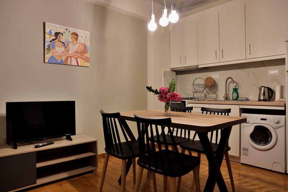 Studio, 1 Bedroom, Smoking, Kitchen | In-room dining