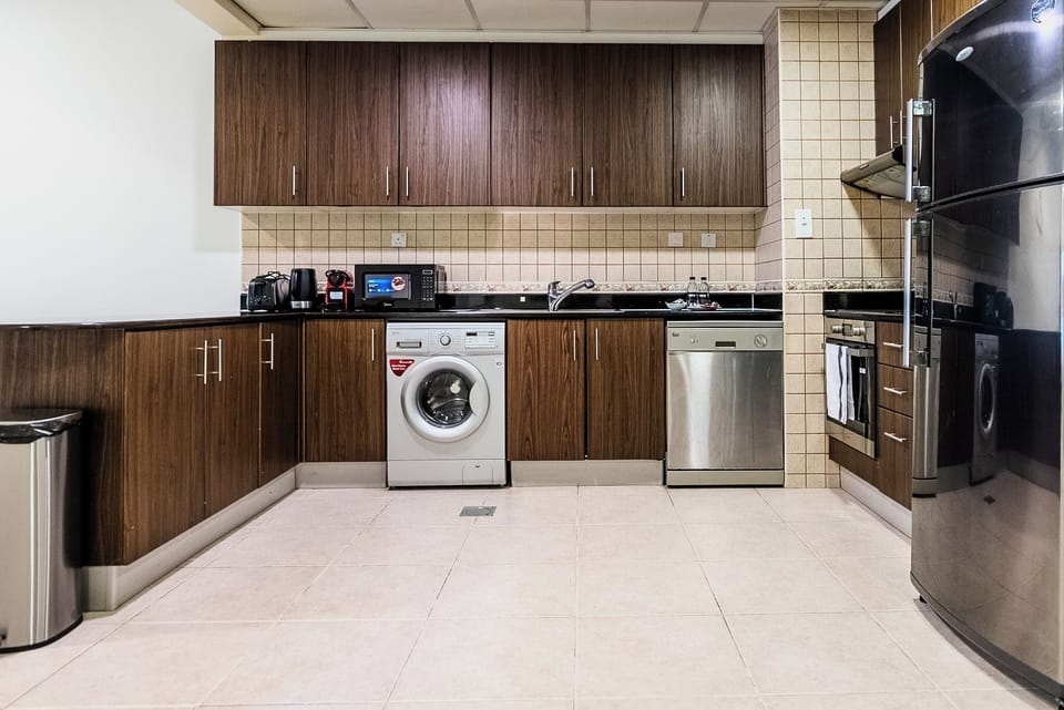Deluxe Apartment, Balcony, City View | Private kitchen | Electric kettle, toaster