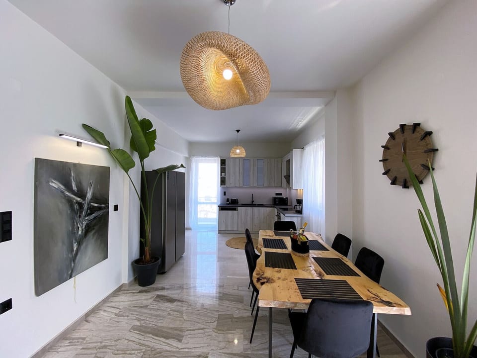 Apartment, 3 Bedrooms, Smoking, 2 Bathrooms | In-room dining
