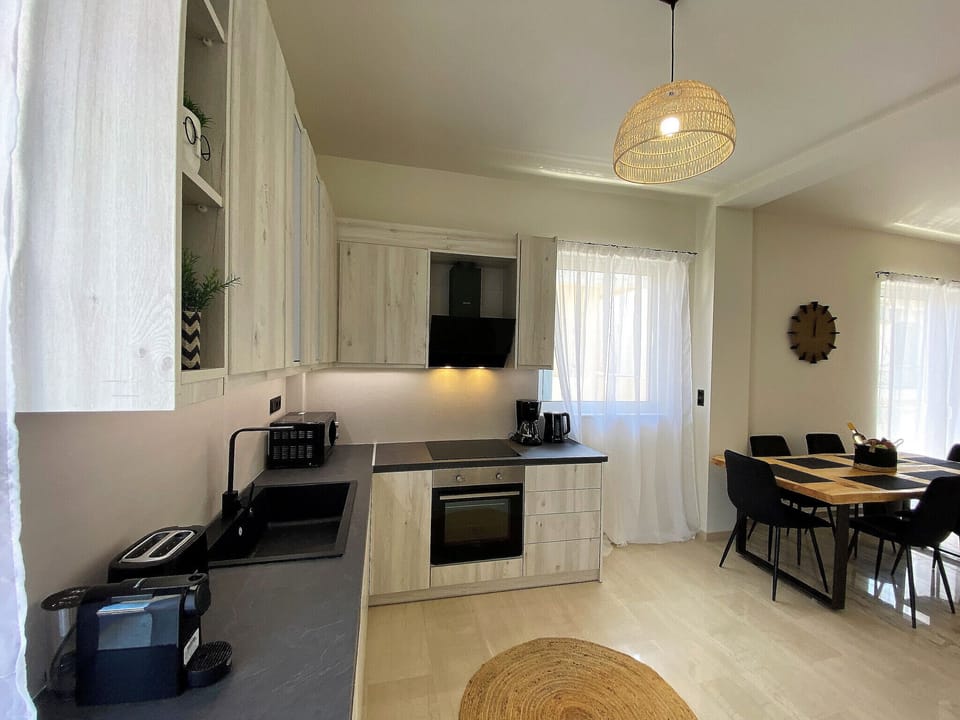 Apartment, 3 Bedrooms, Smoking, 2 Bathrooms | Private kitchen | Microwave, coffee/tea maker, highchair