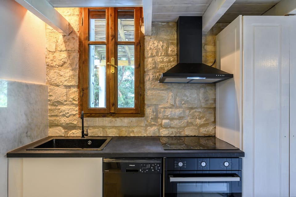Microwave, oven, dishwasher, coffee/tea maker