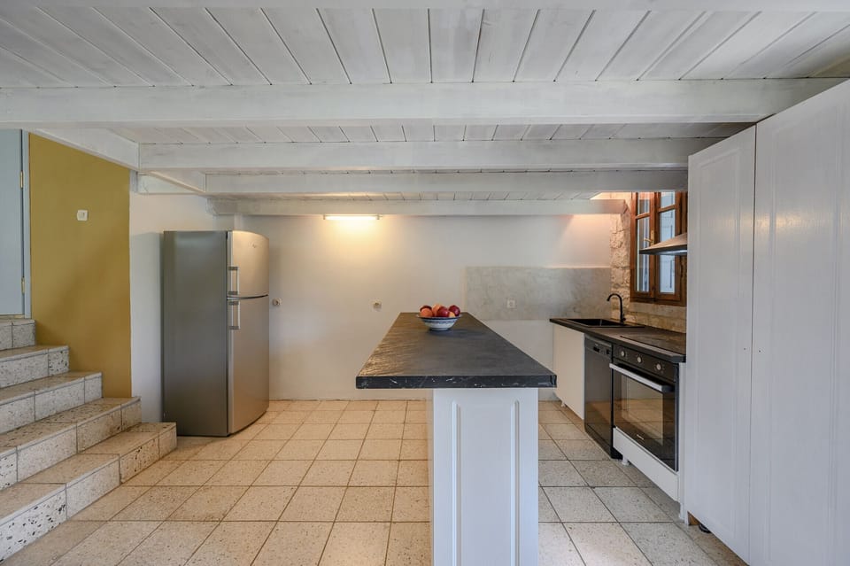 Microwave, oven, dishwasher, coffee/tea maker