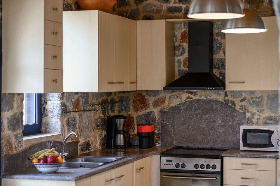 Microwave, oven, dishwasher, coffee/tea maker