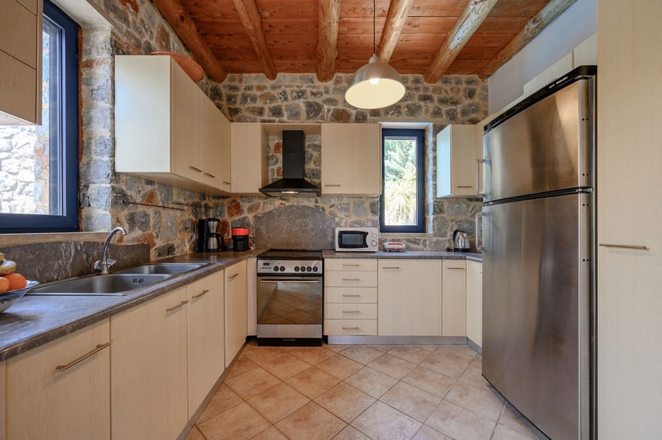 Microwave, oven, dishwasher, coffee/tea maker