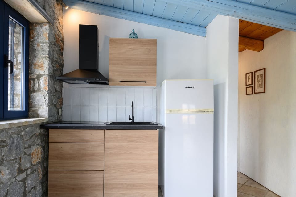Microwave, oven, dishwasher, coffee/tea maker