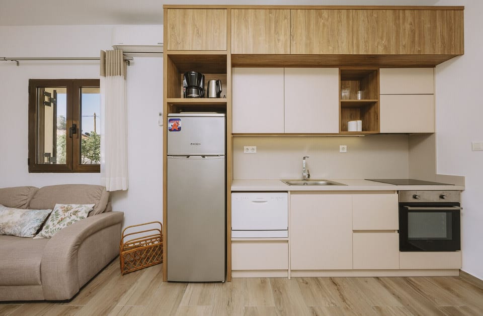 Microwave, oven, dishwasher, coffee/tea maker