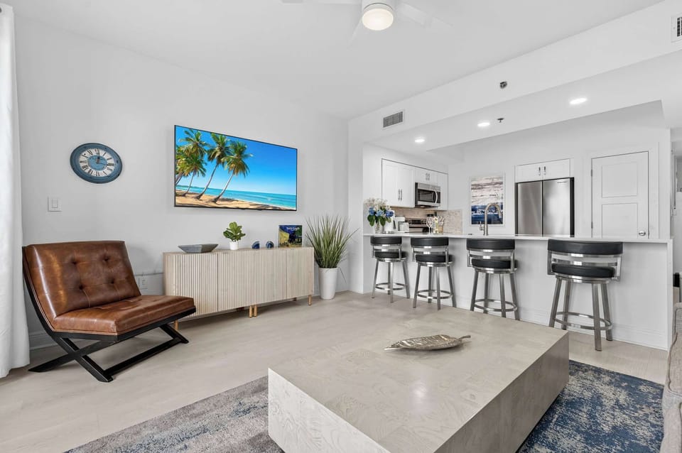 Condo, Multiple Beds, Balcony (Easy Gogh'n in Ariel Dunes I) | Living area