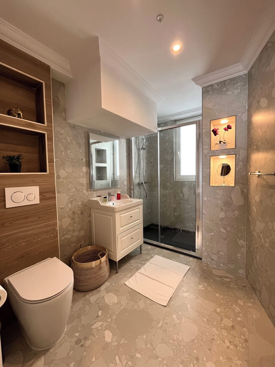 Studio Suite | Bathroom | Shower, free toiletries, hair dryer, towels