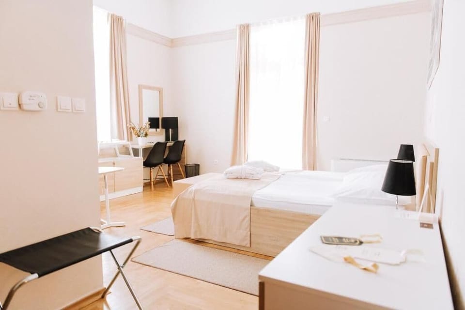 In-room safe, laptop workspace, blackout drapes, iron/ironing board