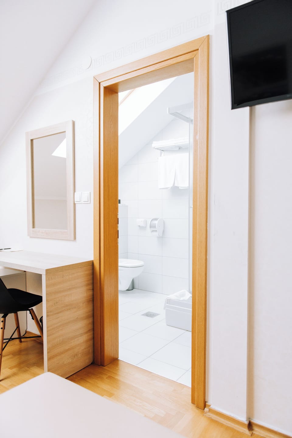 Standard Double Room | Bathroom | Shower, free toiletries, hair dryer, towels