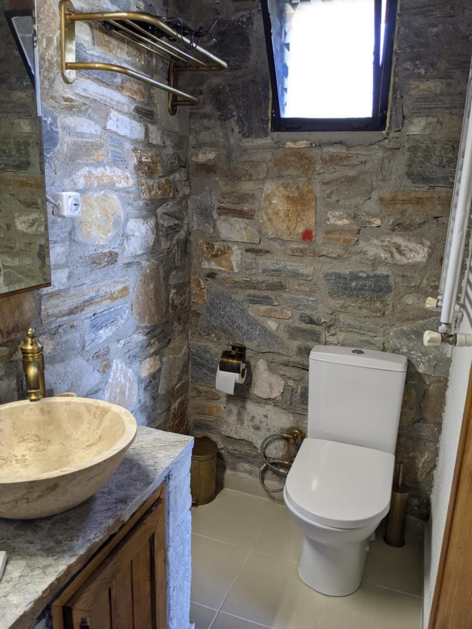 Shower, rainfall showerhead, free toiletries, hair dryer