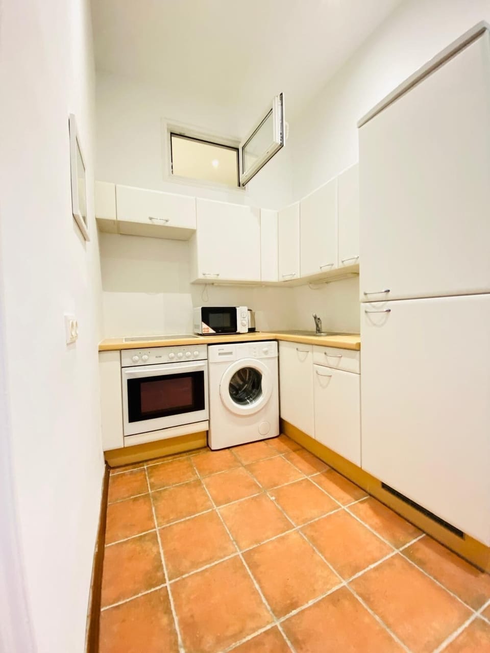 Basic Apartment | Private kitchen | Fridge, microwave, oven, stovetop