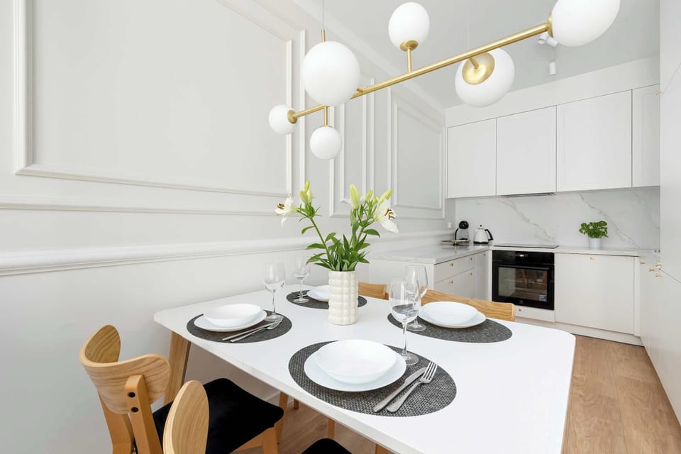The dining table harmoniously connects the living room with the kitchenette.