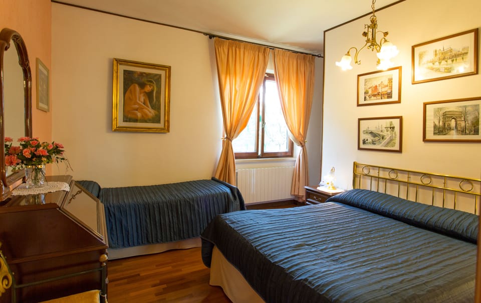 Camera1 Doppia/Tripla con frigo, bagno privato, vista parco, primo piano, letto matrimoniale+singolo | Blackout drapes, iron/ironing board (on request), WiFi (free)