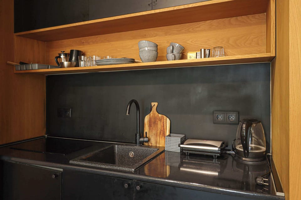 The kitchen is fully equipped and ready for your culinary adventures! You'll find a kettle, toaster, stove, cutting board, and all the other essentials you need to whip up something delicious. 