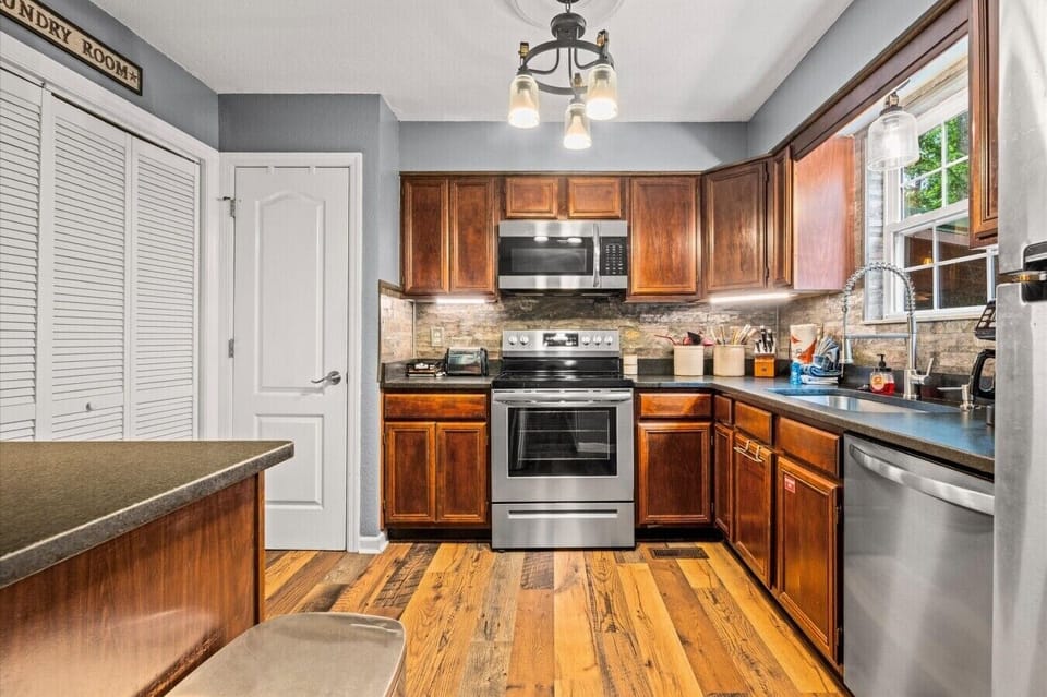 Gather around the kitchen to cook, laugh, and share meals together. Modern appliances, ample counter space, and forest views make every meal feel like part of the vacation.