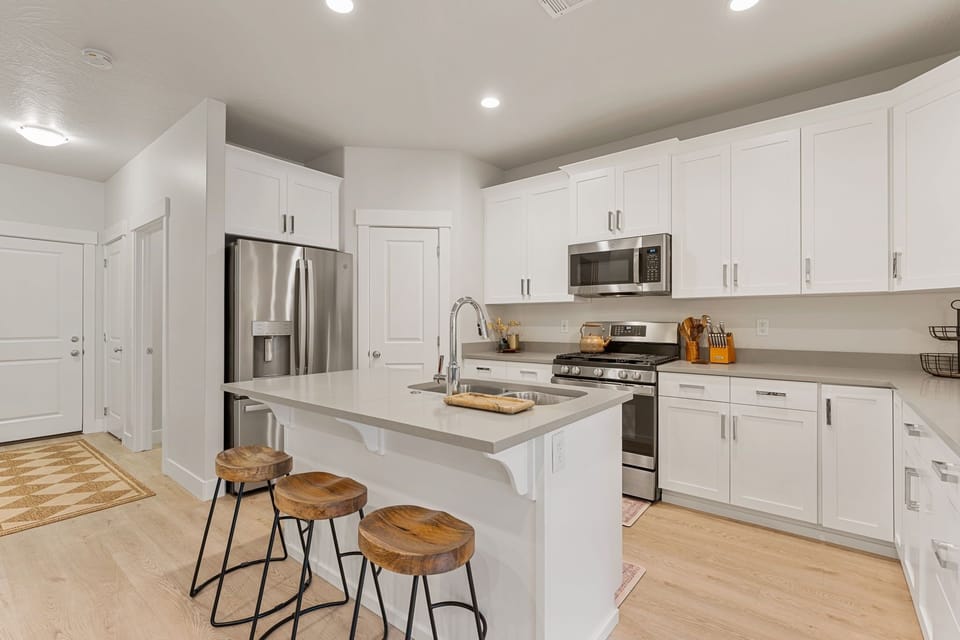 Townhome, 3 Bedrooms | Private kitchen | Fridge, oven, coffee/tea maker, toaster