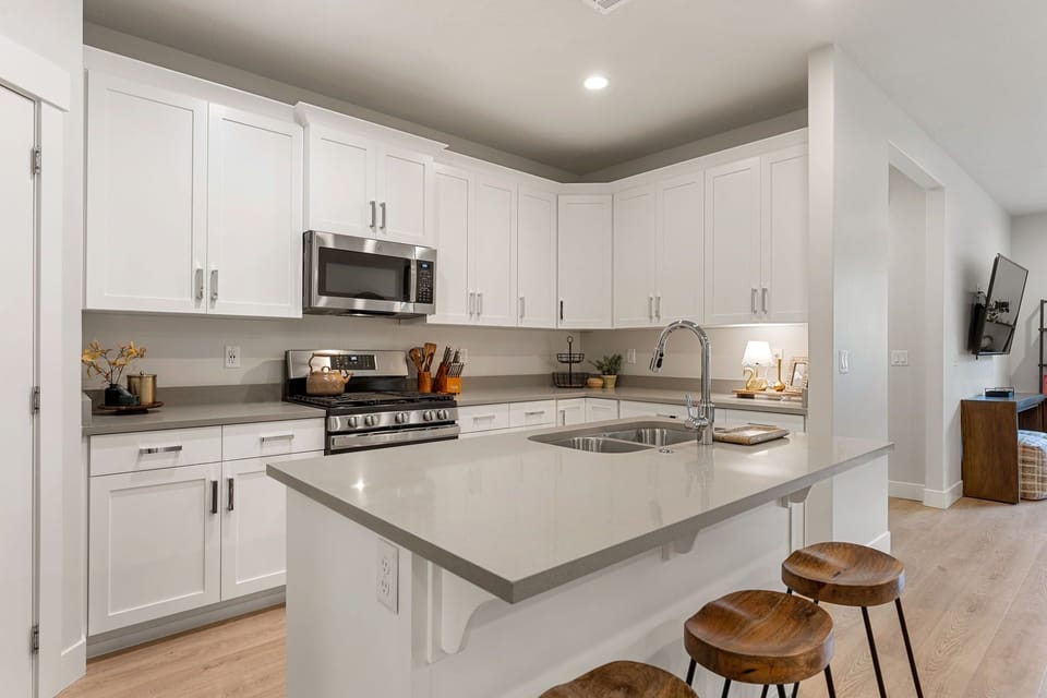 Townhome, 3 Bedrooms | Private kitchen | Fridge, oven, coffee/tea maker, toaster