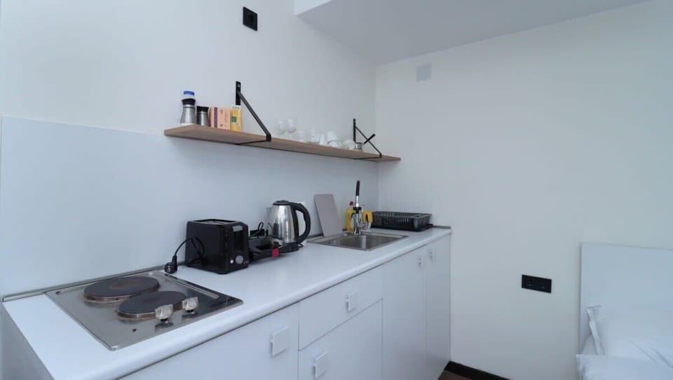 The modern stove and basic cookware mean you can easily whip up a meal.