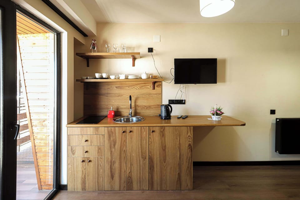 A simple kitchenette with all the basics lets you prepare quick meals.