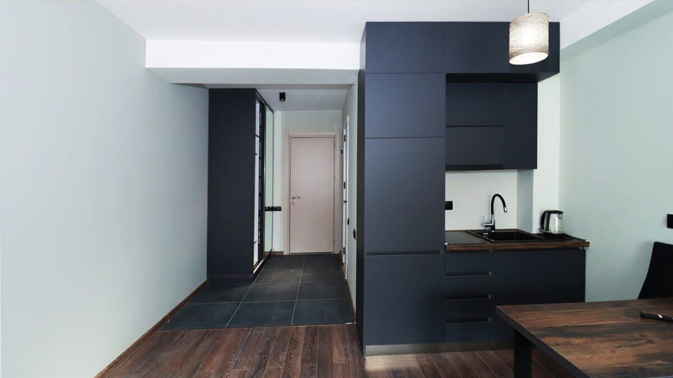 The combination of white and bright walls with dark oak floors and furniture creates such a lovely balance! 