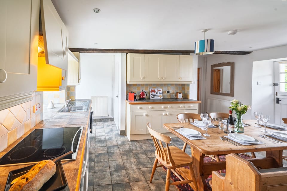 2 Ruscon Cottage, Brancaster Staithe: Bright well-equipped kitchen