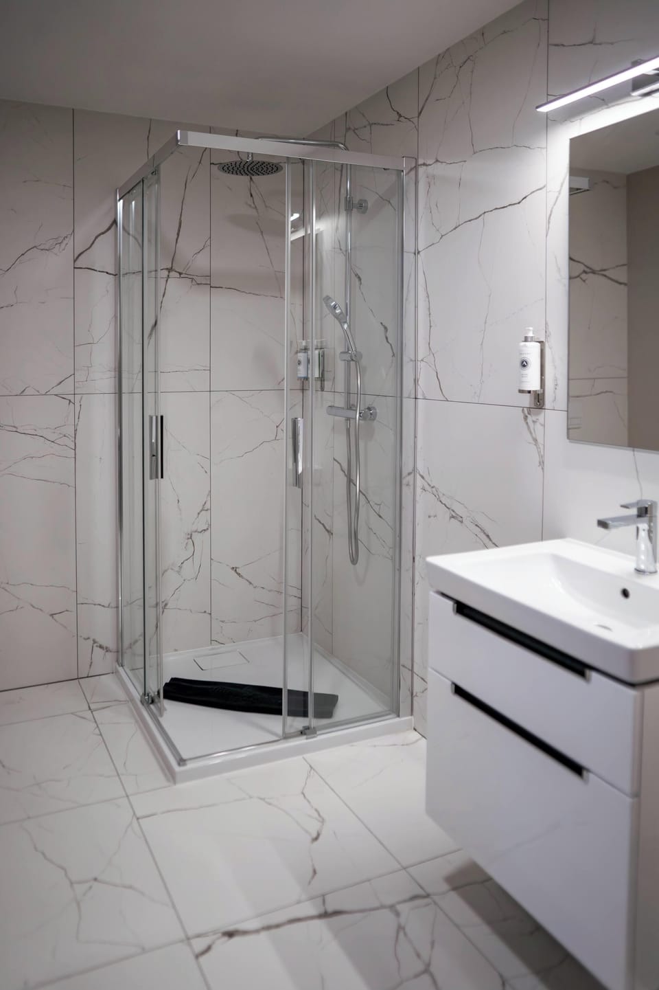 Shower, hair dryer, bathrobes, slippers