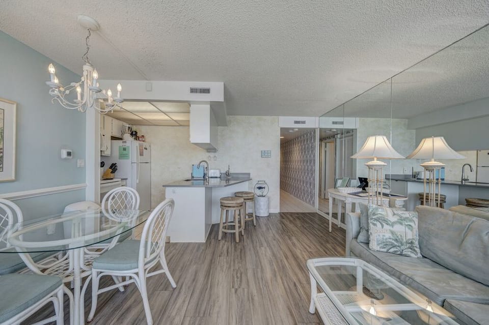 This Condo will sleep a Family of 4 in Comfort & Style!