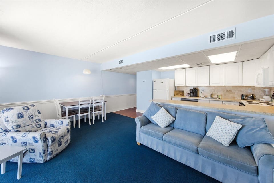 Enjoy the relaxing blue décor to match the Ocean!