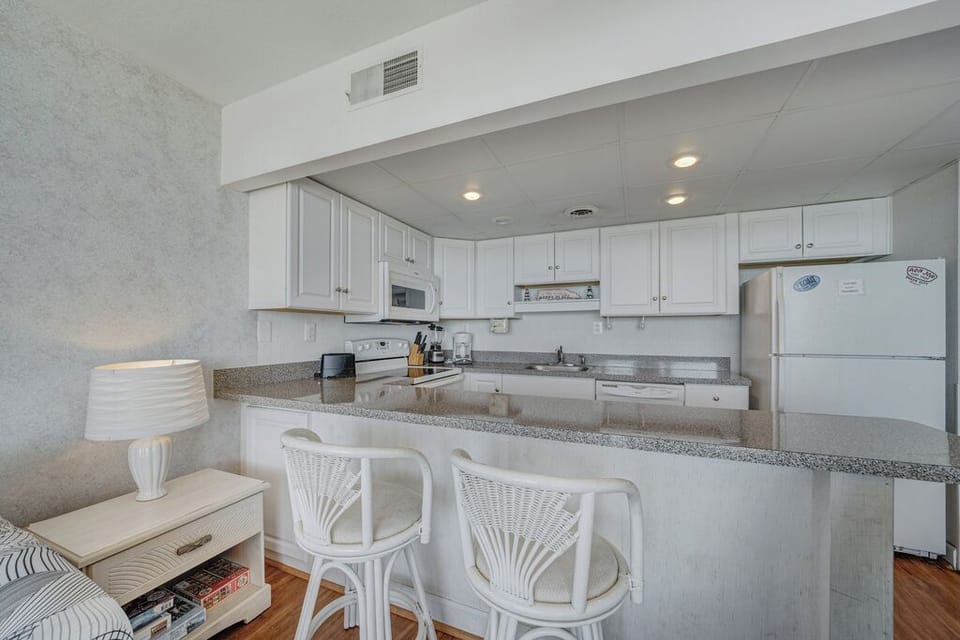 Grab a quick bite to eat at the Breakfast Bar before hitting the Beach!