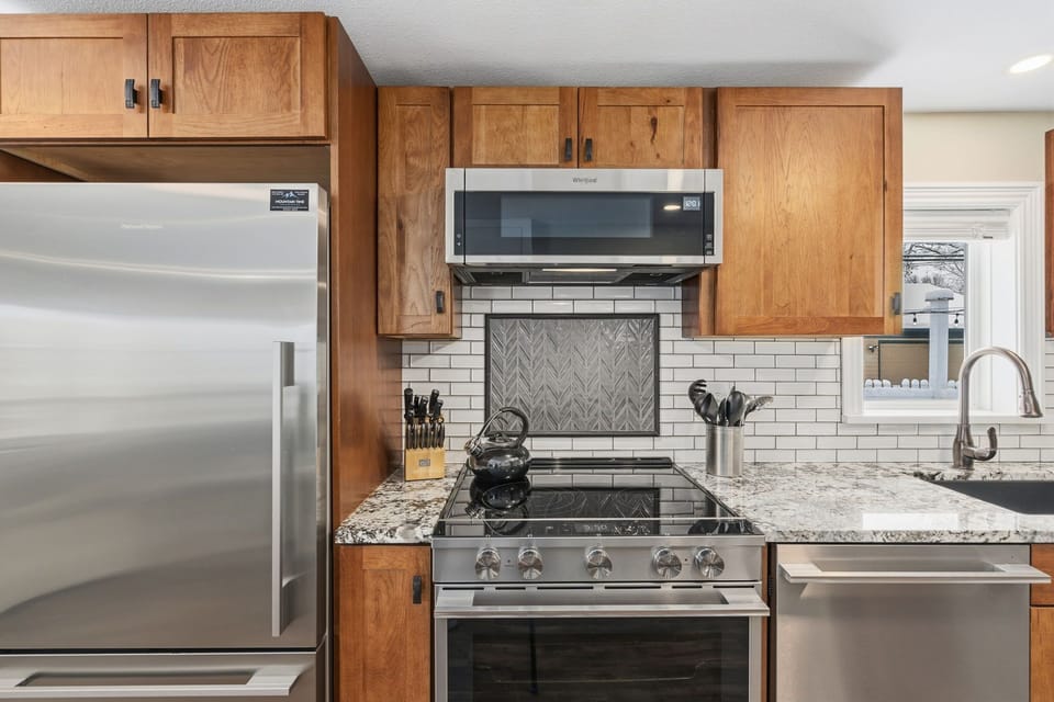 Fully-equipped Kitchen with Stainless Steel Appliances | Everything you need for a comfortable stay!