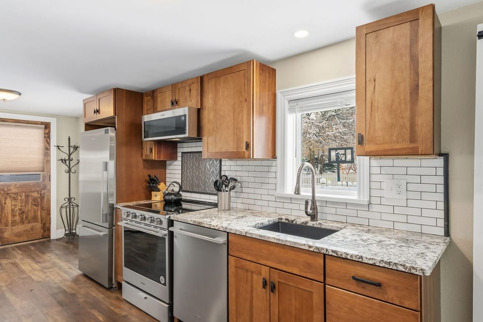 Fully-equipped Kitchen with Stainless Steel Appliances | Everything you need for a comfortable stay!