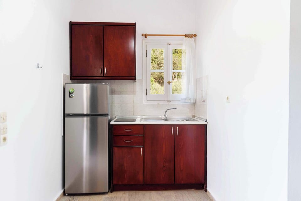 Fully Equipped Kitchen – Includes fridge, stovetop, and all essential cooking equipment.