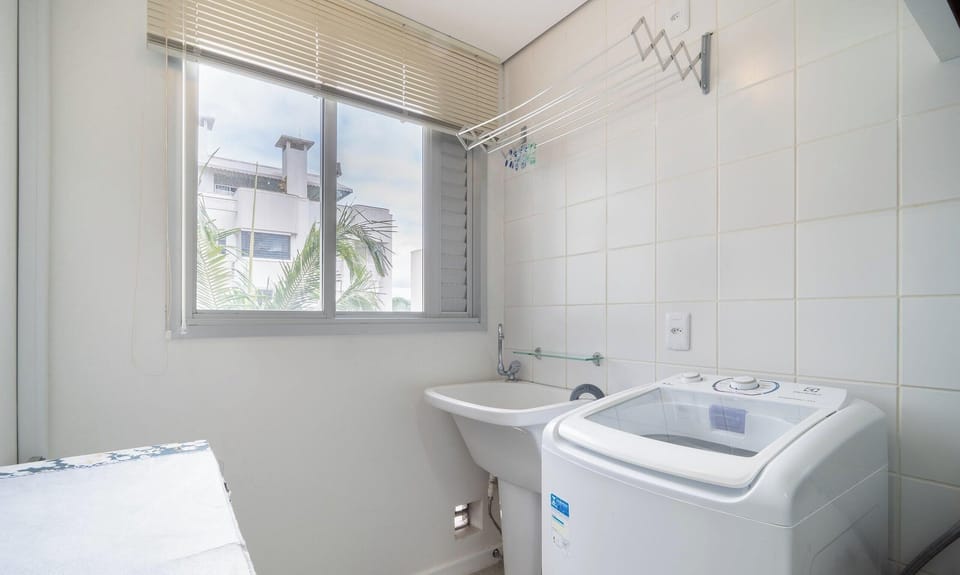 Basic Apartment | Bathroom | Shower